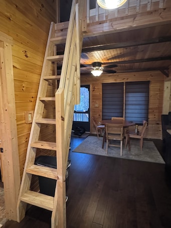 内装. Cozy cabin with loft in midst of farmland WiFi, AC, washer-dryer