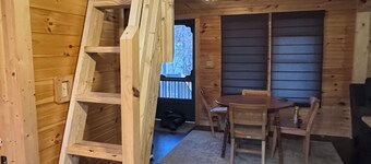 Cozy cabin with loft in midst of farmland WiFi, AC, washer-dryer