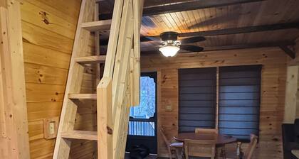 Cozy cabin with loft in midst of farmland WiFi, AC, washer-dryer