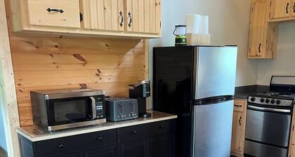 Cozy cabin with loft in midst of farmland WiFi, AC, washer-dryer