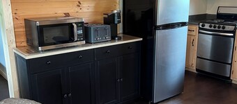 Cozy cabin with loft in midst of farmland WiFi, AC, washer-dryer