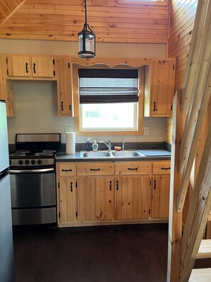 Een koelkast, een microgolfoven, een oven, een kookplaat