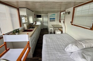 1 bedroom, bed sheets