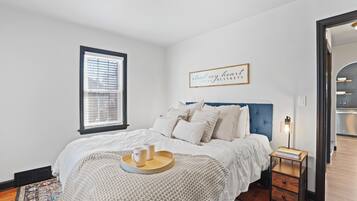 3 quartos, escrivaninha, ferros/tábuas de passar roupa