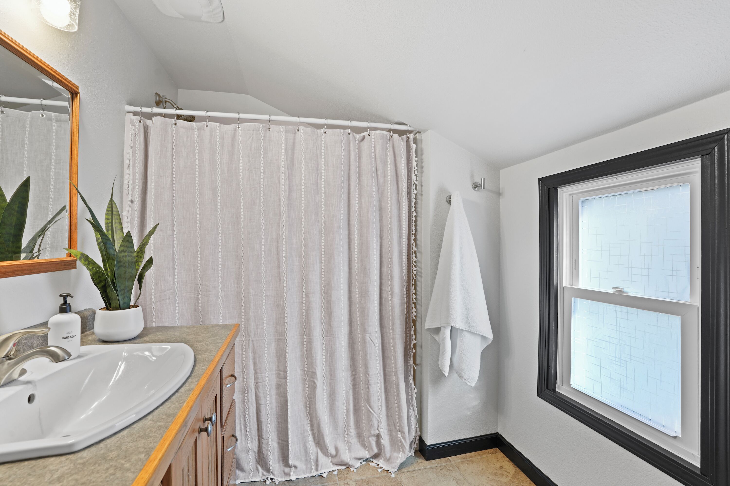 Dutxa, assecador de cabells, tovalloles i sabó 