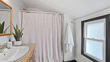 Dutxa, assecador de cabells, tovalloles i sabó