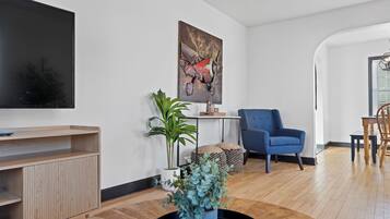 Smart TV, pebolim, livros, impressoras