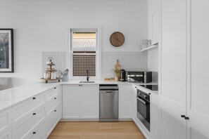 Køleskab, mikrobølgeovn, ovn, kogeplade