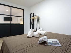 2 bedrooms, iron/ironing board, Internet