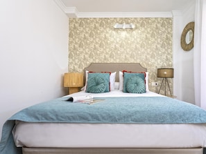 3 habitaciones, tabla de planchar con plancha, internet y ropa de cama