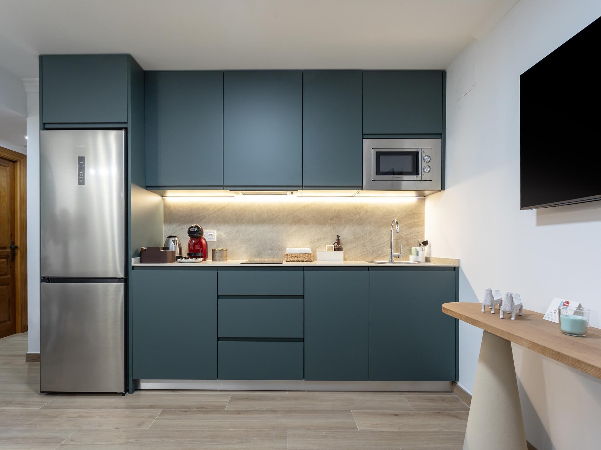 Een koelkast, een magnetron, een koffiezetapparaat/waterkoker