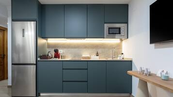 Een koelkast, een microgolfoven, een koffiezetapparaat/waterkoker