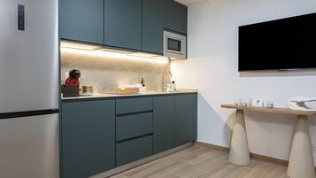 Een koelkast, een magnetron, een koffiezetapparaat/waterkoker