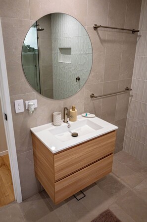Shower, hair dryer, towels, soap - CozyDayz-Your next coastal stay
3-bedroom house in charming Shellharbour (Shellharbour)