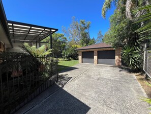 Property grounds - CozyDayz-Your next coastal stay 
3-bedroom house in charming Shellharbour (Shellharbour)