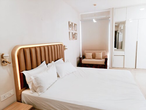 Jigyasa Comfy Studio in Vrindavan near Bankebihari Prem Mandir AC Balcony kitchn