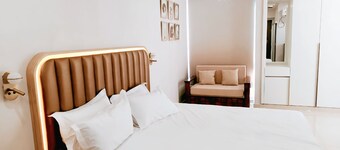 Jigyasa Comfy Studio in Vrindavan near Bankebihari Prem Mandir AC Balcony kitchn