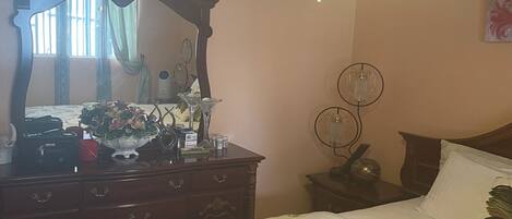 2 عدّة غرف نوم ومكواة/لوح كي وواي فاي وملاءات أسرّة