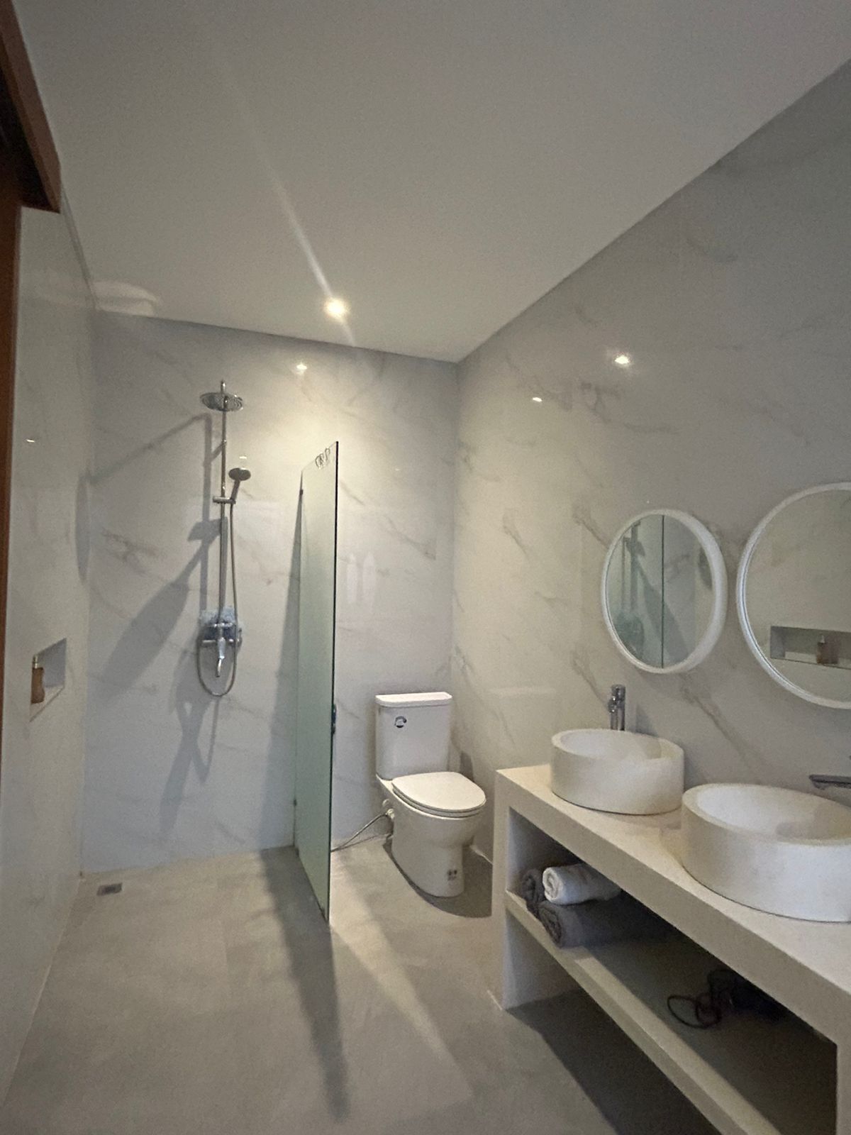 Towels, soap, shampoo, toilet paper