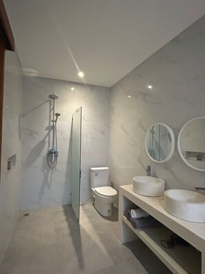 Handuk, sabun, sampo, dan tisu toilet