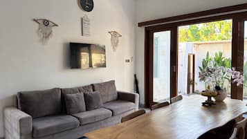 Deluxe Room, Bathtub, Pool View | Television