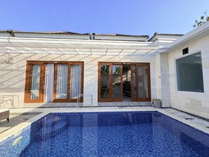 Kolam renang outdoor, dengan payung kolam renang dan kursi berjemur