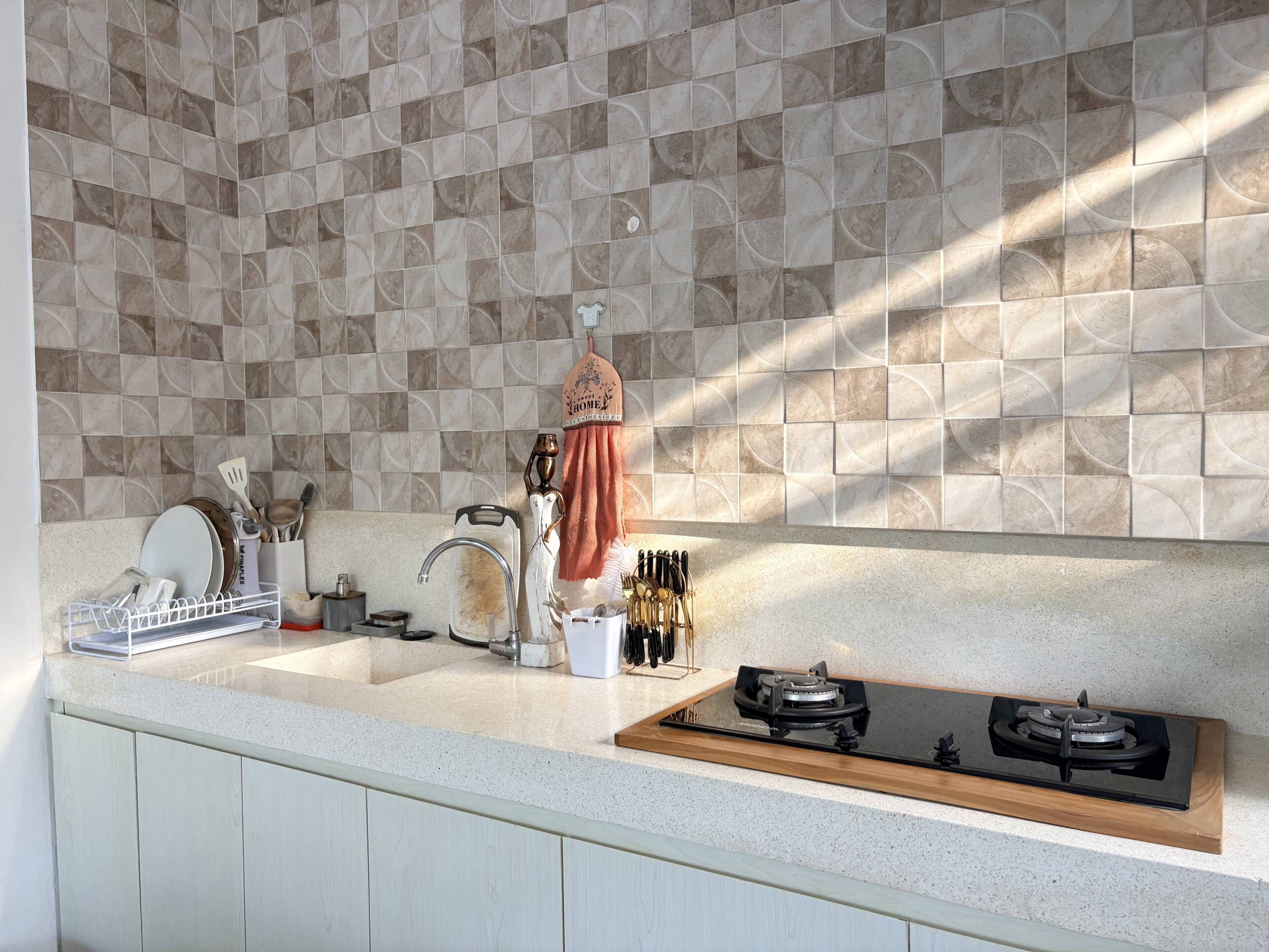 Deluxe kamer, bad, uitzicht op zwembad | Privékeuken | Een koelkast, een microgolfoven, een kookplaat, een kookplaat