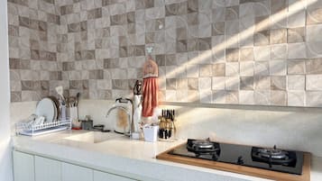 Deluxe kamer, bad, uitzicht op zwembad | Privékeuken | Een koelkast, een microgolfoven, een kookplaat, een kookplaat