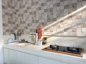 Chambre Deluxe, baignoire, vue piscine | Cuisine privée | Réfrigérateur, micro-ondes, plaque de cuisson, plancha