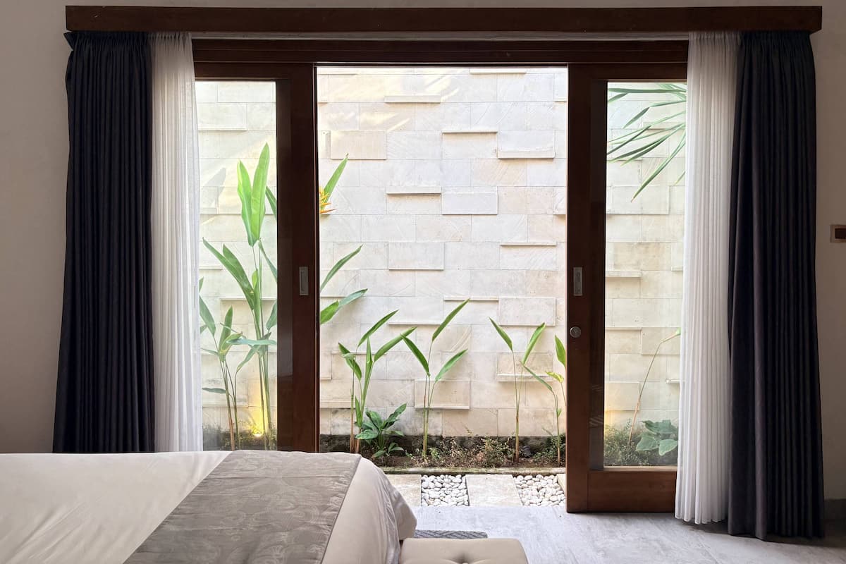 Phòng Deluxe, bồn tắm, quang cảnh hồ bơi | Bàn, truy cập Internet không dây miễn phí, bộ trải giường 