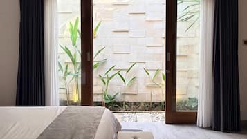 Phòng Deluxe, bồn tắm, quang cảnh hồ bơi | Bàn, truy cập Internet không dây miễn phí, bộ trải giường
