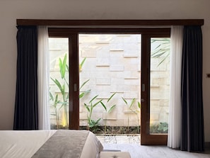 Phòng Deluxe, bồn tắm, quang cảnh hồ bơi | Bàn, truy cập Internet không dây miễn phí, bộ trải giường 