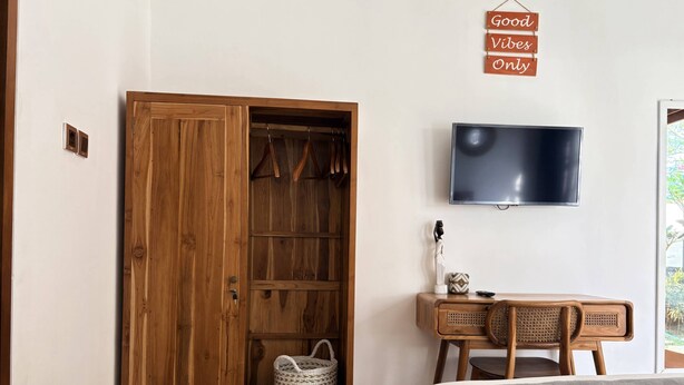 Habitación superior, vista a la alberca | Escritorio, wifi gratis y ropa de cama