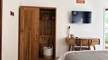 Superior kamer, uitzicht op zwembad | Een bureau, gratis wifi, beddengoed