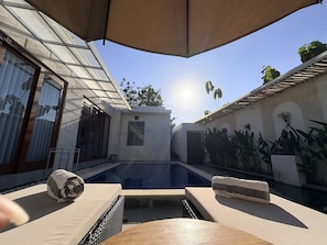 Piscine extérieure, parasols de plage, chaises longues
