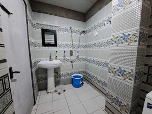 Deluxe Room, Valley View | Bathroom | Shower, free toiletries, towels, toilet paper - Wonder Hill (Kumharsain)