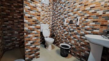 Deluxe Room, Valley View | Bathroom | Shower, free toiletries, towels, toilet paper