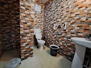 Kamar Deluks, pemandangan lembah | Kamar mandi | Shower, perlengkapan mandi gratis, handuk, dan tisu toilet