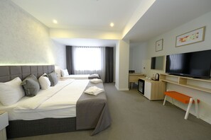 Chambre Quadruple Deluxe | Coffres-forts dans les chambres, Wi-Fi gratuit