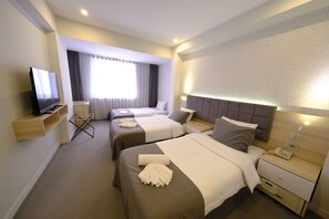 Chambre Triple Deluxe | Coffres-forts dans les chambres, Wi-Fi gratuit