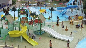 Un parque acuático con múltiples toboganes y zonas de juegos de agua.