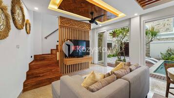 Area keluarga | Smart TV 65-inci dengan saluran TV kabel, Netflix, dan layanan streaming