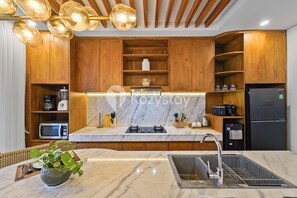 Private kitchen | Full-size fridge, microwave, stovetop, toaster