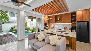 Villa, 3 habitaciones, vista al jardín | Área de sala de estar | Smart TV de 65 pulgadas con canales por cable y Netflix