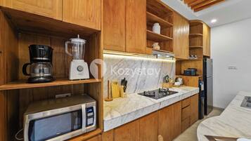 Vila, 3 quartos, vista para o jardim | Cozinha privada | Geladeira grande, micro-ondas, cooktop, torradeira