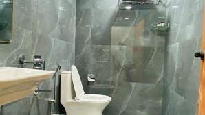 Ein kleines Badezimmer mit Waschbecken, Toilette und Dusche.