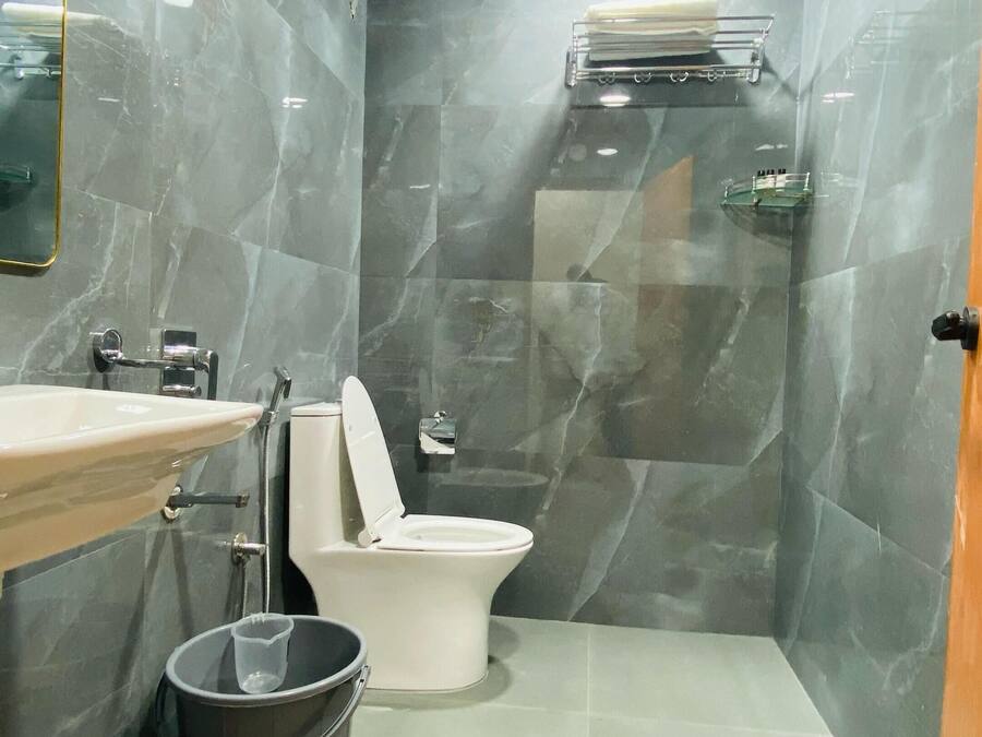 Un baño pequeño con lavabo, inodoro y ducha.