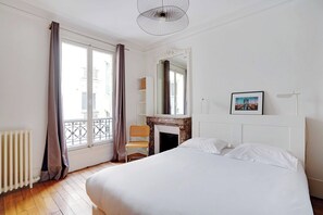 2 bedrooms, desk, iron/ironing board, free WiFi - Charming apartment- 2BR-4P- Parc Monceau (Paris)