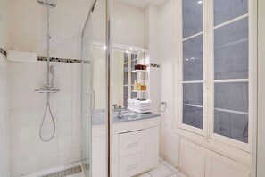 Shower, hair dryer, towels - Charming apartment- 2BR-4P- Parc Monceau (Paris)