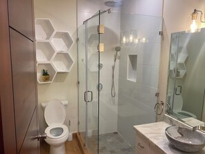 Serviettes fournies, savon, papier toilette